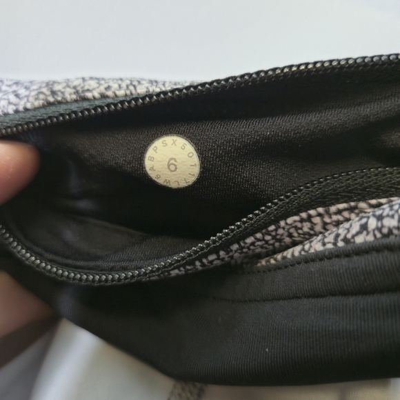 Lululemon Pace Rival Crop Back Zip Pocket White/Black Style W6ABPS size 6 - Picture 12 of 12